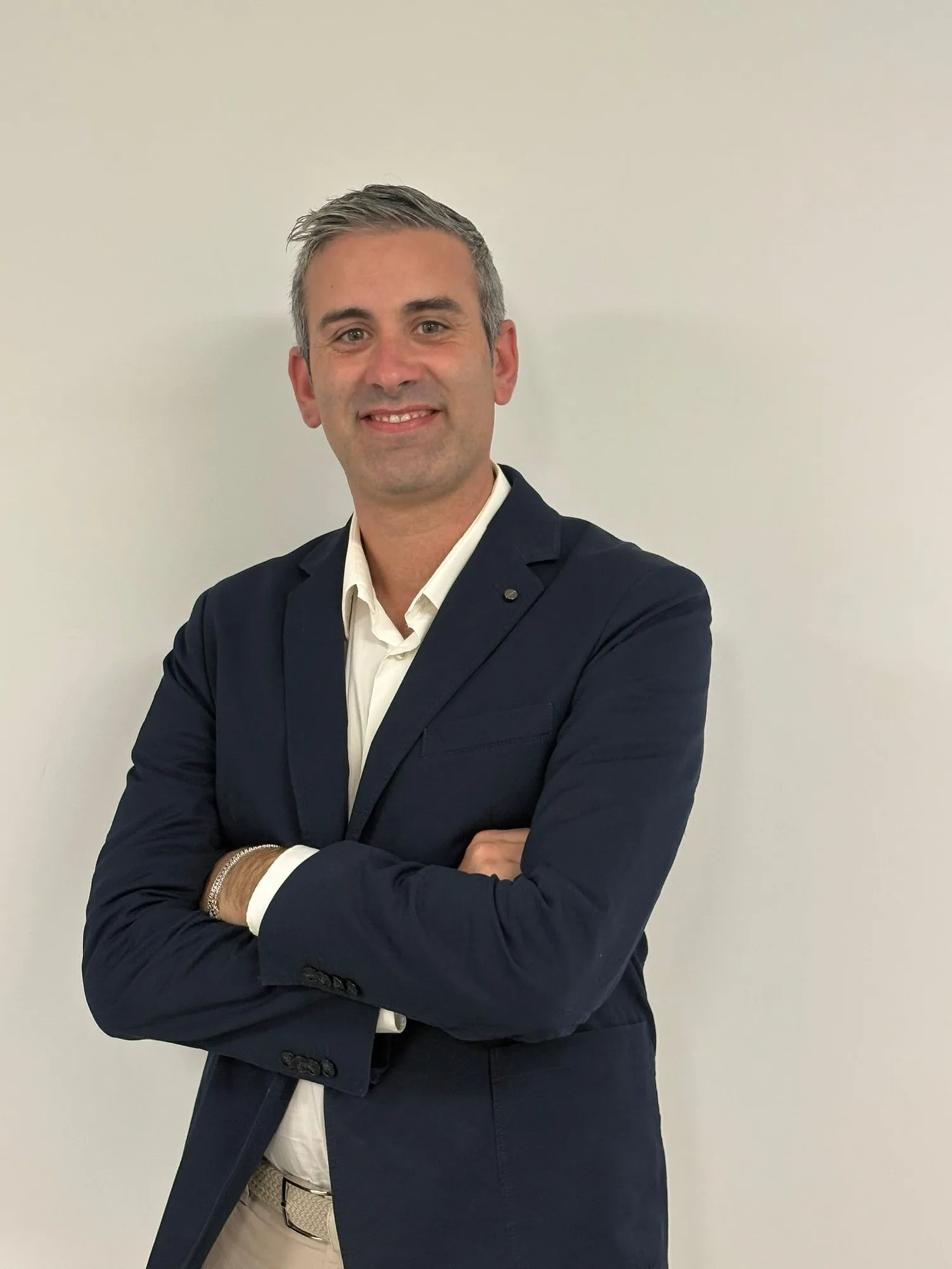 Daniele Zarlenga di FZ Group, sorridente con giacca blu